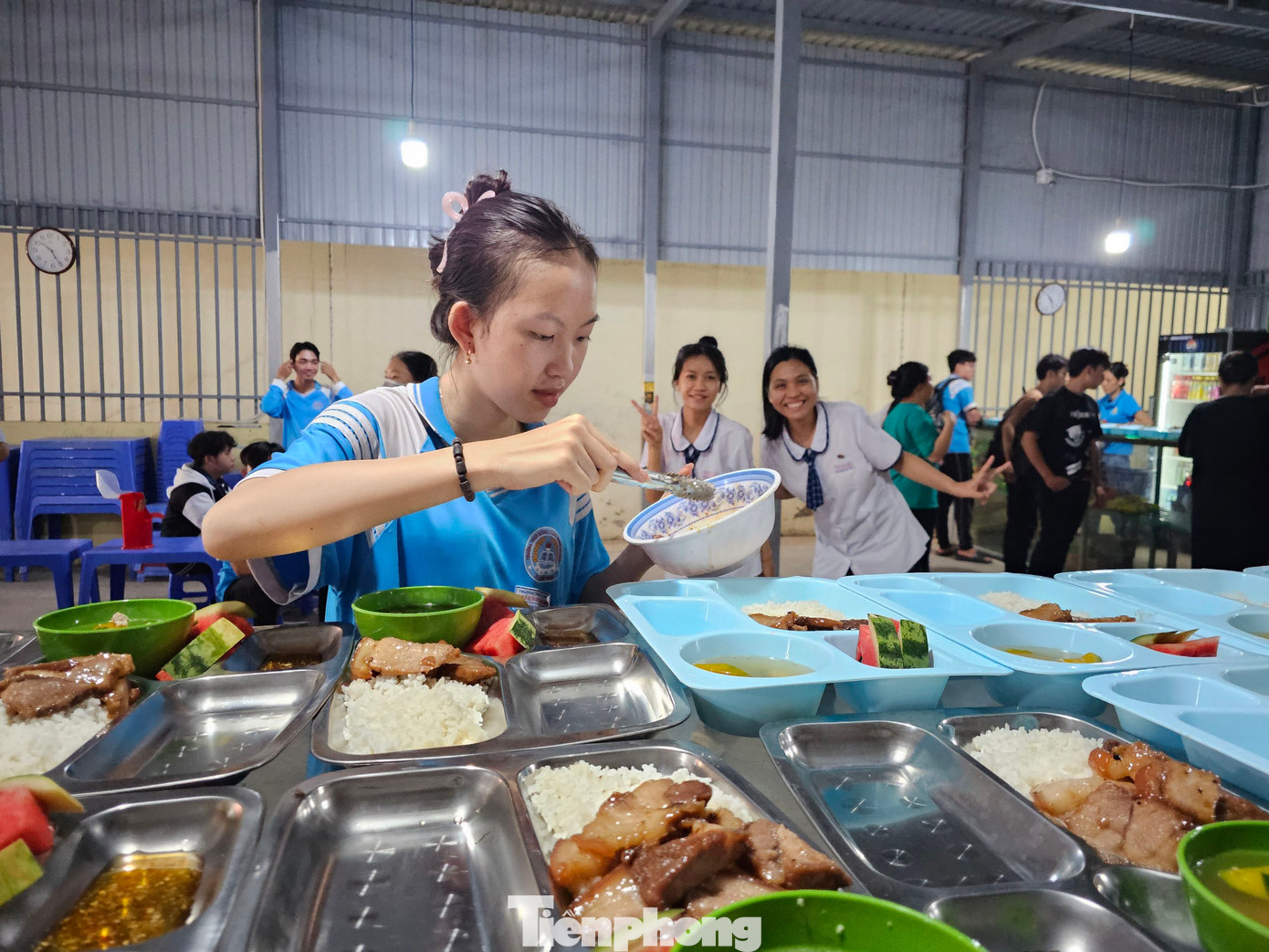 Thầy Dũng chia sẻ, hoạt động hỗ trợ tiếp sức cho học sinh ôn thi được phụ huynh rất đồng tình. Hoạt động giúp học sinh có nhiều thời gian ôn tập trong thời gian chuẩn bị thi tốt nghiệp. Thay vì các em ôn tập xong buổi sáng, buổi trưa phải di chuyển về nhà quãng đường khá xa, có em nhà cách trường 3 - 5km, có những trường hợp cách gần 10 km. Trường hợp học sinh không về nhà thì các em ở lại trường buổi trưa, hay đi ăn ở các quán ngoài, có nguy cơ không đảm bảo dinh dưỡng, mất an toàn vệ sinh thực phẩm. Ảnh: Hòa Hội