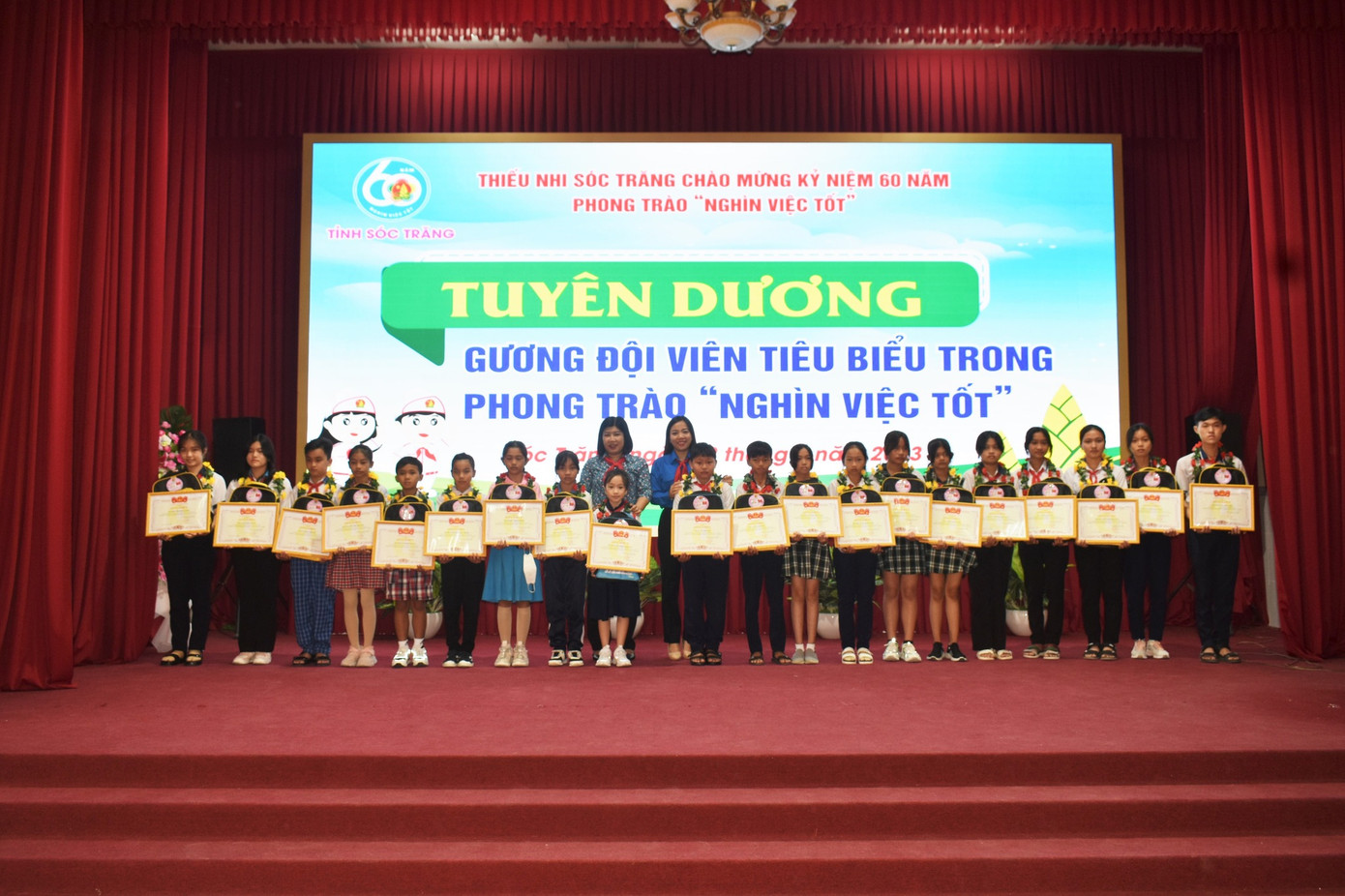 Tỉnh Đoàn, Hội đồng Đội tỉnh Sóc Trăng tuyên dương các em thiếu nhi tiêu biểu.