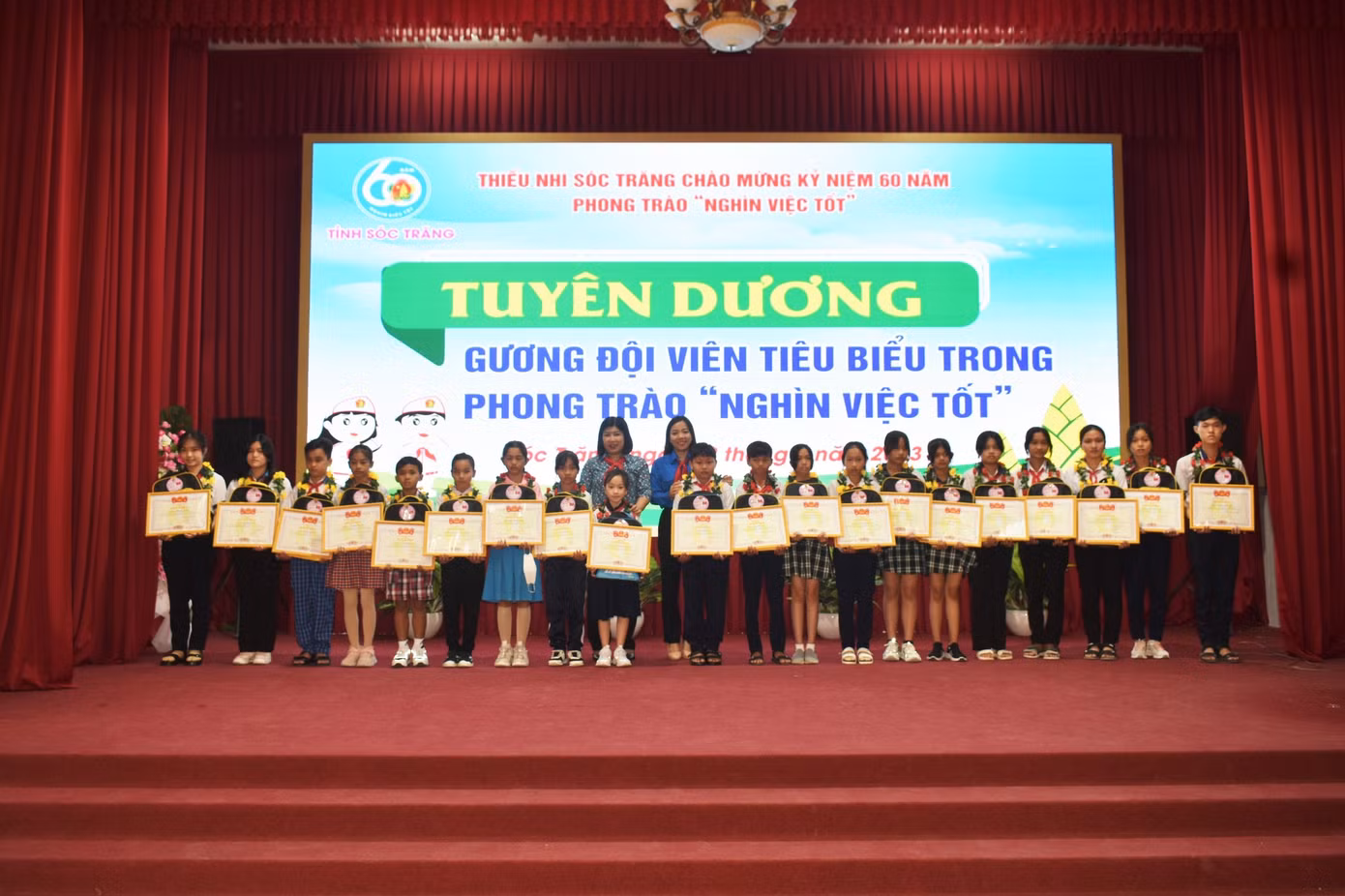 Tỉnh Đoàn, Hội đồng Đội tỉnh Sóc Trăng tuyên dương các em thiếu nhi tiêu biểu.