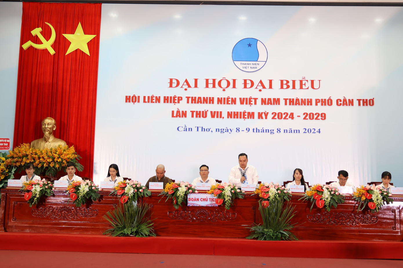 Đoàn chủ tịch điều hành đại hội.