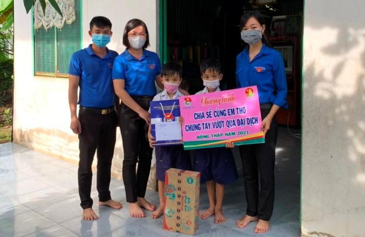 Chị Nguyễn Thị Thúy Lam, Phó Bí thư Tỉnh đoàn Đồng Tháp (bìa phải) tặng quà cho thiếu nhi. - Ảnh: TĐ ĐT Chị Nguyễn Thị Thúy Lam, Phó Bí thư Tỉnh đoàn Đồng Tháp (bìa phải) tặng quà cho thiếu nhi. - Ảnh: TĐ ĐT