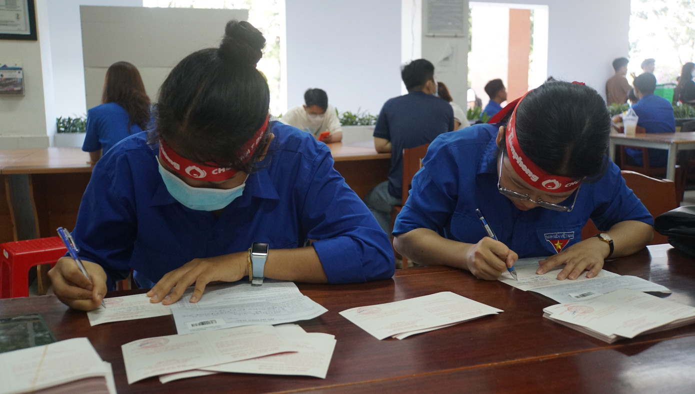 Tình nguyện viên hỗ trợ tại Chủ nhật Đỏ