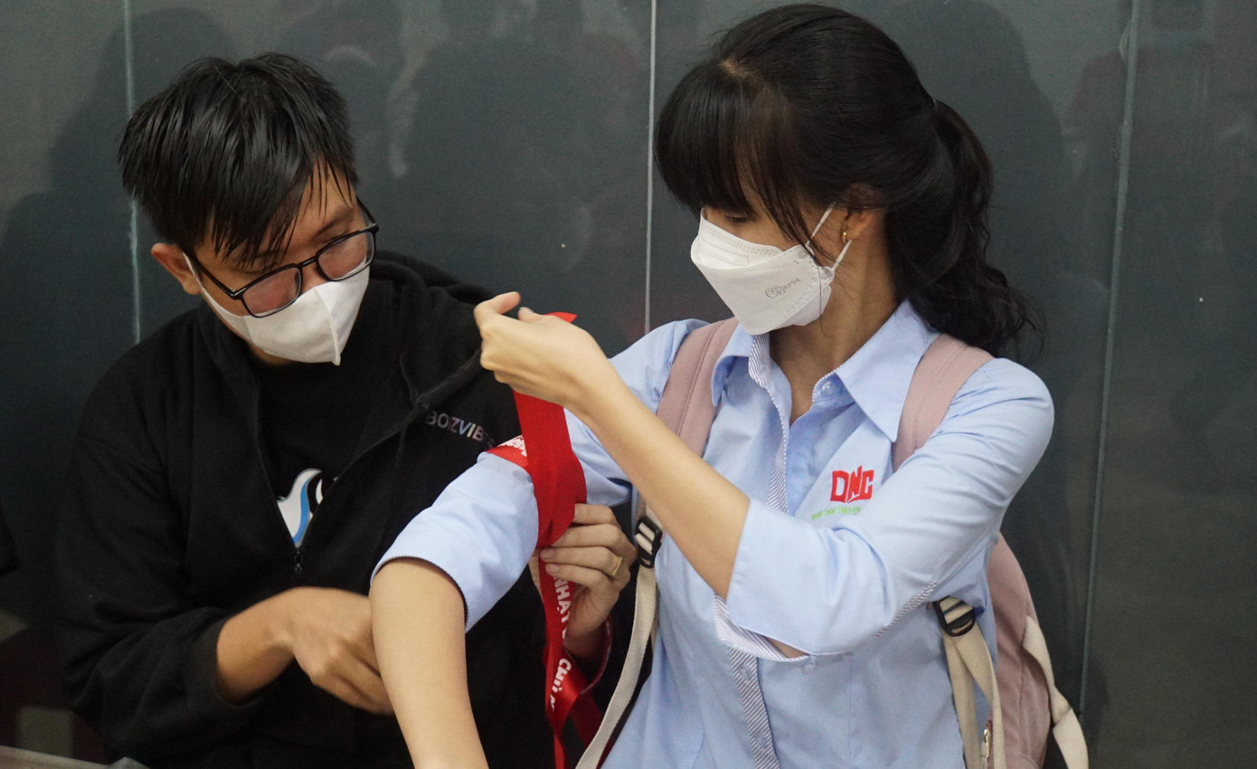 Bạn Phan Văn Toàn, sinh viên năm nhất, Ngành Quản trị Dịch vụ Du lịch và Lữ hành vừa hiến máu xong. Toàn vui vẻ nói: “Lần đầu em hiến máu nên cảm thấy hơi lo sợ nhưng hiến xong thấy cũng bình thường, không như nhiều người nghĩ sẽ đau. Hơn nữa, em nghĩ còn rất nhiều người ngoài xã hội đang phải chống chọi với bệnh tật, chịu đựng đau đớn gấp nhiều lần như vậy. Vì thế, em sẽ cố gắng thường xuyên tham gia hiến máu để giúp ích nhiều hơn”.