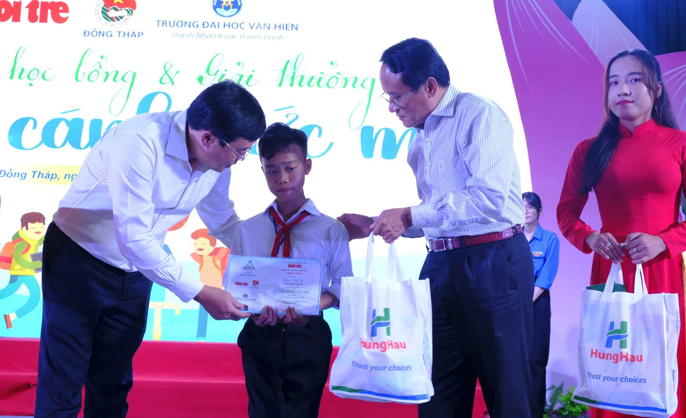 Bí thư Tỉnh ủy Đồng Tháp Lê Quốc Phong (bên trái) trao tặng học bổng cho học sinh khó khăn.