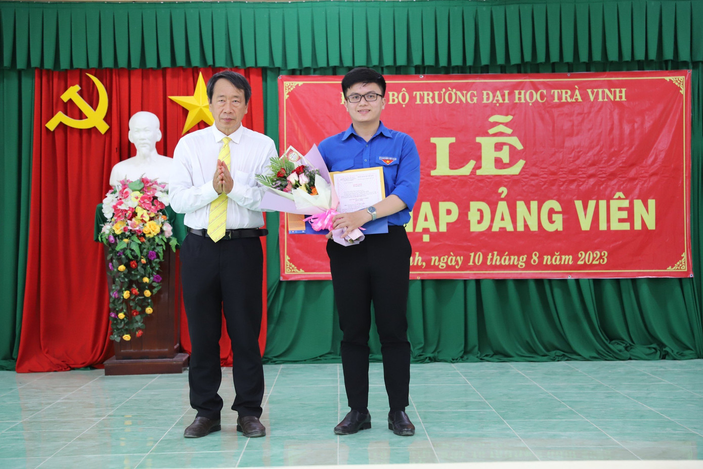 PGS.TS. Phạm Tiết Khánh trao quyết định kết nạp Đảng cho đoàn viên ưu tú.