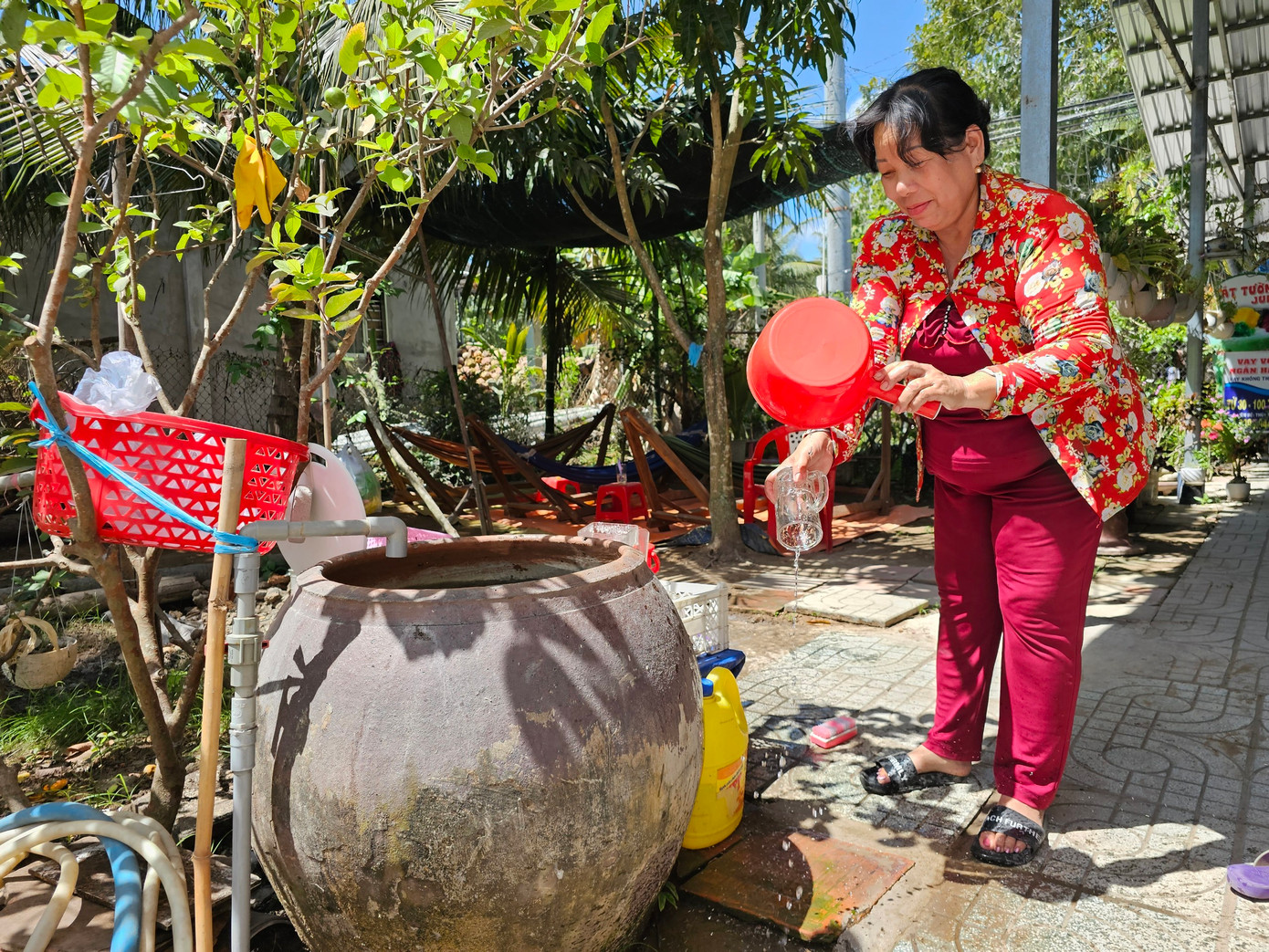 Người dân Bến Tre chắt chiu từng giọt nước mùa hạn mặn. Ảnh: Hòa Hội Người dân Bến Tre chắt chiu từng giọt nước mùa hạn mặn. Ảnh: Hòa Hội