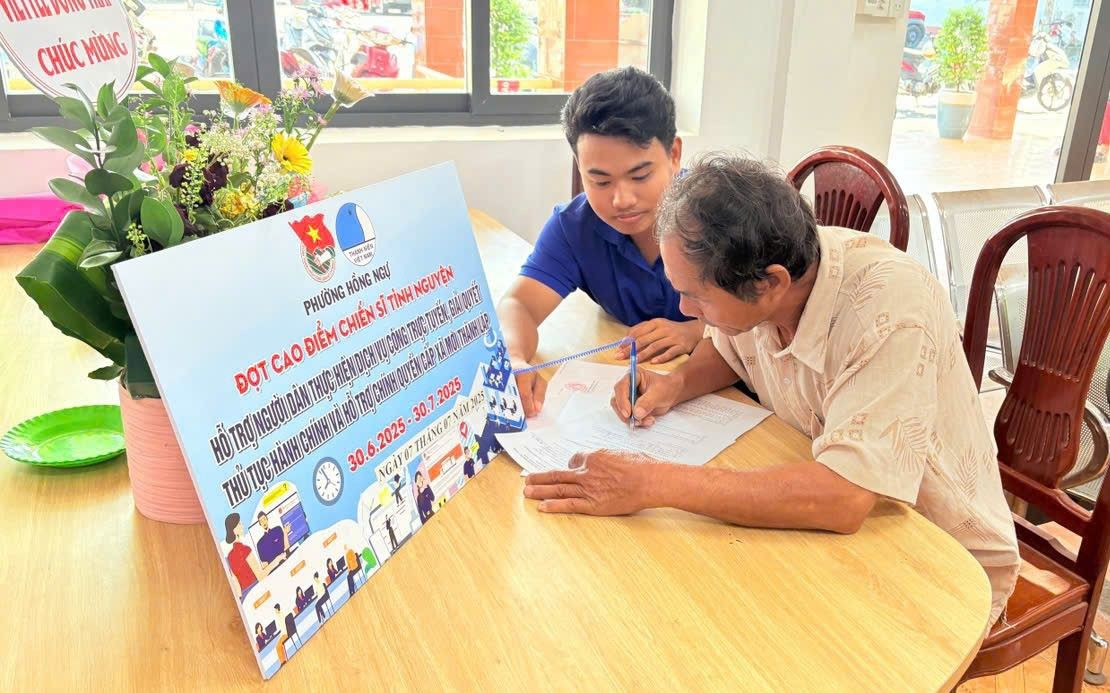 Tại các bàn hỗ trợ được bố trí riêng biệt, đoàn viên kiên nhẫn hướng dẫn bà con chuẩn bị hồ sơ, kiểm tra tính hợp lệ của giấy tờ, từ những thao tác cơ bản như tạo tài khoản, xác thực thông tin, đến cách nộp hồ sơ trực tuyến.