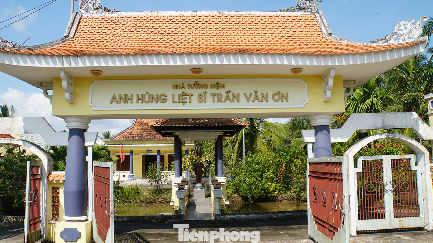 Nhà tưởng niệm được khởi công xây dựng tháng 5/2015 với tổng kinh phí gần 12 tỷ đồng do T.Ư Đoàn tài trợ. Công trình bao gồm nhà thờ; nhà trưng bày hình ảnh, tư liệu về anh Trần Văn Ơn; nhà dừng chân dành cho khách tham quan, sân để tổ chức các hoạt động sinh hoạt truyền thống. Tổng diện tích nhà tưởng niệm rộng 2,8ha. Ảnh: Hòa Hội Nhà tưởng niệm được khởi công xây dựng tháng 5/2015 với tổng kinh phí gần 12 tỷ đồng do T.Ư Đoàn tài trợ. Công trình bao gồm nhà thờ; nhà trưng bày hình ảnh, tư liệu về anh Trần Văn Ơn; nhà dừng chân dành cho khách tham quan, sân để tổ chức các hoạt động sinh hoạt truyền thống. Tổng diện tích nhà tưởng niệm rộng 2,8ha. Ảnh: Hòa Hội