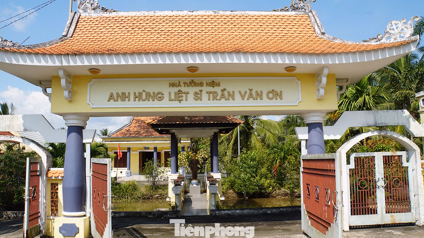 Nhà tưởng niệm được khởi công xây dựng tháng 5/2015 với tổng kinh phí gần 12 tỷ đồng do T.Ư Đoàn tài trợ. Công trình bao gồm nhà thờ; nhà trưng bày hình ảnh, tư liệu về anh Trần Văn Ơn; nhà dừng chân dành cho khách tham quan, sân để tổ chức các hoạt động sinh hoạt truyền thống. Tổng diện tích nhà tưởng niệm rộng 2,8ha. Ảnh: Hòa Hội