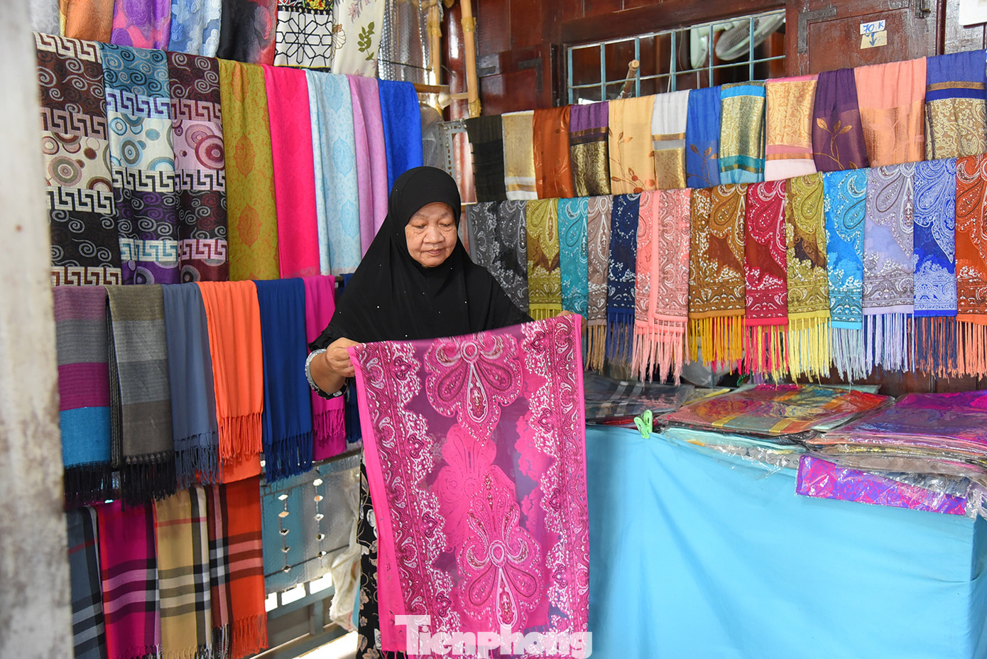 Vải do bàn tay khéo léo của các nghệ nhân dân tộc Chăm - An Giang dệt. Ảnh: Hòa Hội.