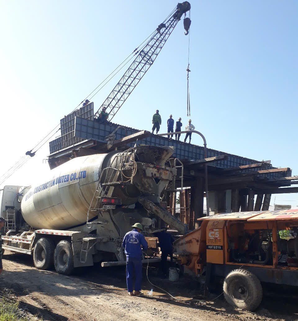 Xe chuẩn bị bơm bê tông lên trụ cầu. Xe chuẩn bị bơm bê tông lên trụ cầu.