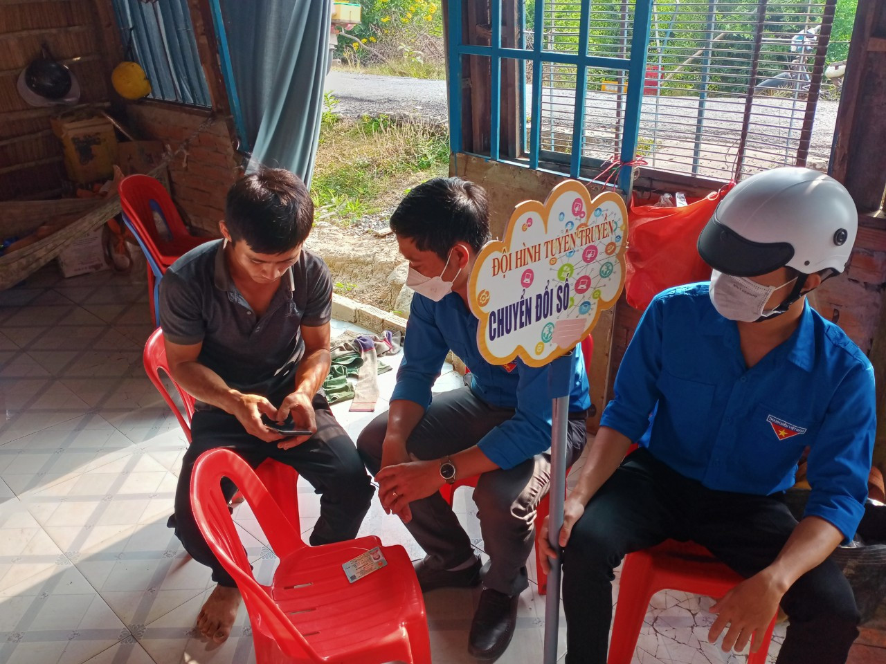 Tuyên truyền chuyển đổi số cho người dân xã Tân Kiều