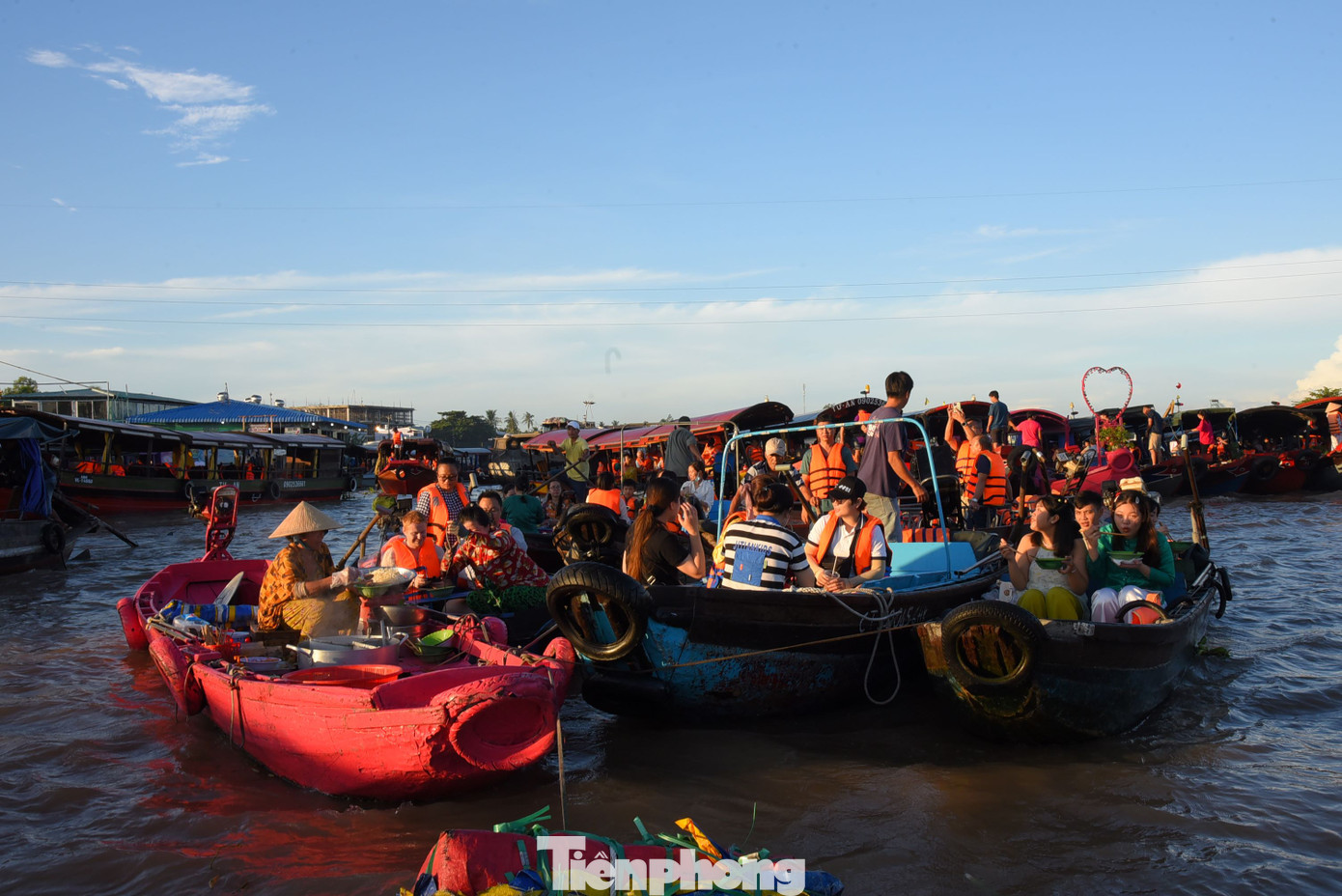 Điểm khác biệt của "bún lắc" chính là ở không gian thưởng thức trên chiếc ghe nhỏ, đôi khi chỉ đủ chỗ cho dăm ba người. Mỗi khi có ghe hay tàu lớn đi qua, những cơn sóng khiến chiếc ghe bún nhẹ nhàng lắc lư, tạo nên trải nghiệm ẩm thực khó quên ở miền sông nước. Ảnh: Hòa Hội. Điểm khác biệt của "bún lắc" chính là ở không gian thưởng thức trên chiếc ghe nhỏ, đôi khi chỉ đủ chỗ cho dăm ba người. Mỗi khi có ghe hay tàu lớn đi qua, những cơn sóng khiến chiếc ghe bún nhẹ nhàng lắc lư, tạo nên trải nghiệm ẩm thực khó quên ở miền sông nước. Ảnh: Hòa Hội.