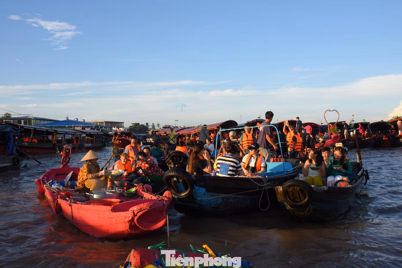 Điểm khác biệt của "bún lắc" chính là ở không gian thưởng thức trên chiếc ghe nhỏ, đôi khi chỉ đủ chỗ cho dăm ba người. Mỗi khi có ghe hay tàu lớn đi qua, những cơn sóng khiến chiếc ghe bún nhẹ nhàng lắc lư, tạo nên trải nghiệm ẩm thực khó quên ở miền sông nước. Ảnh: Hòa Hội.