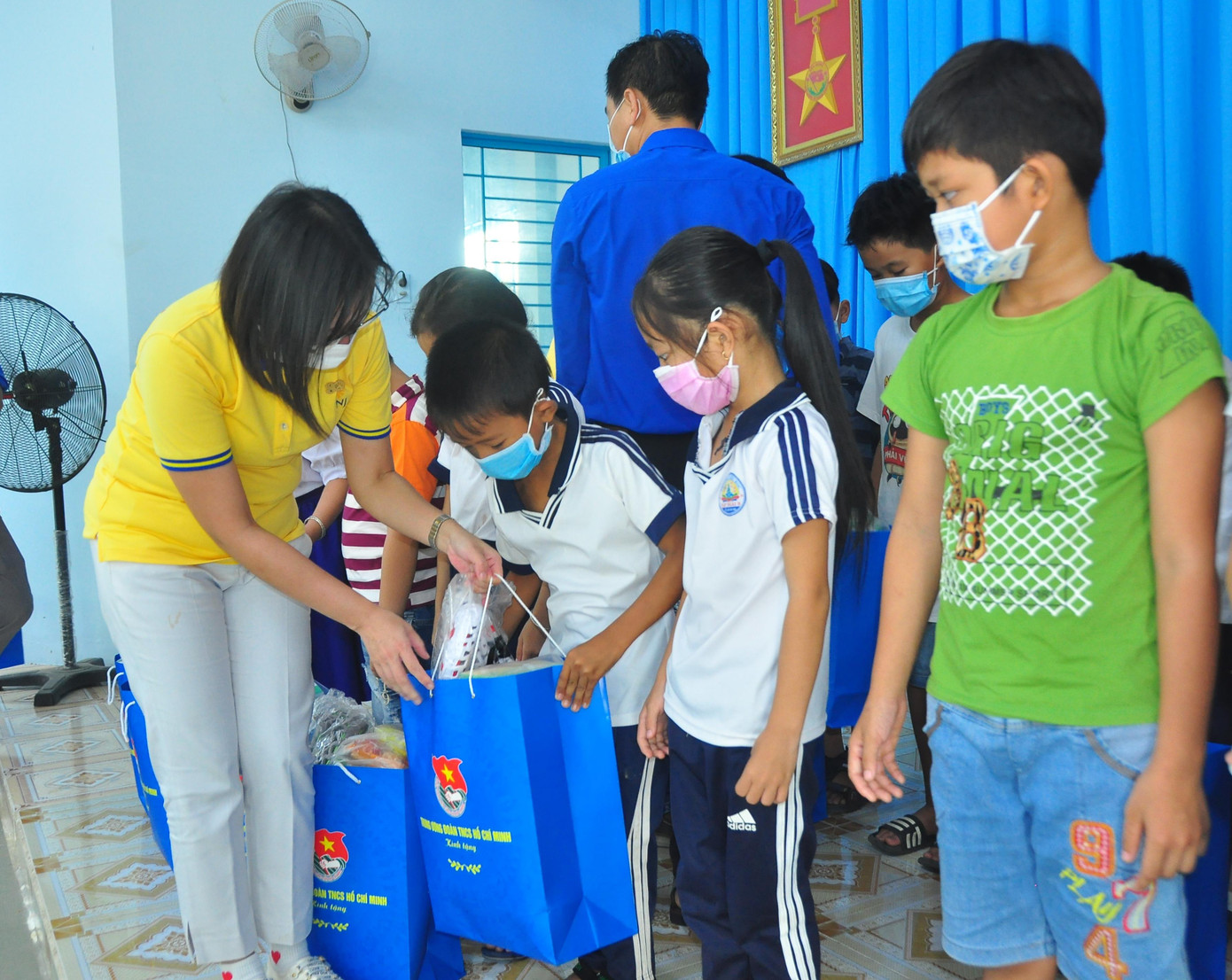 Đơn vị tài trợ trao quà cho các em