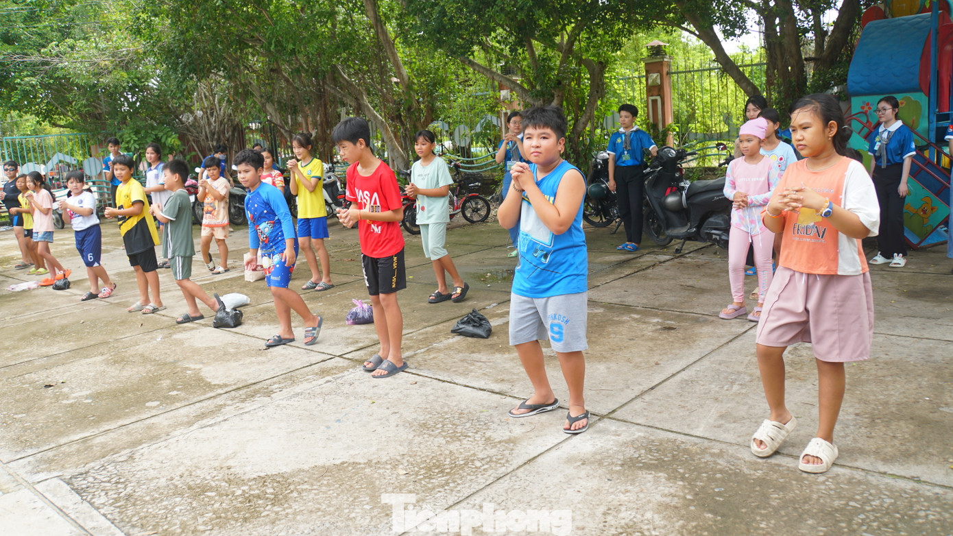 Các em khởi động trước khi vào bơi. Ảnh:Hòa Hội