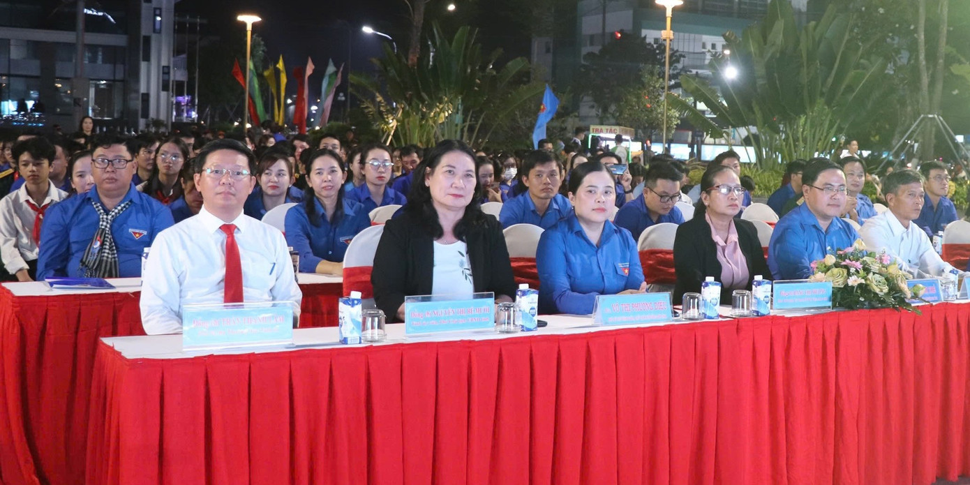 Ông Trần Thanh Lâm – Phó Bí thư Thường trực Tỉnh ủy Bến Tre (áo trắng, bìa trái) tham dự lễ kỷ niệm.