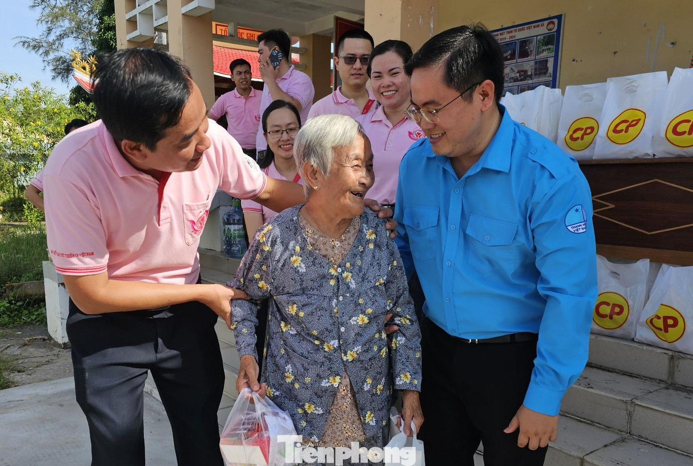 Niềm vui của cụ già sau khi nhận quà từ chương trình.