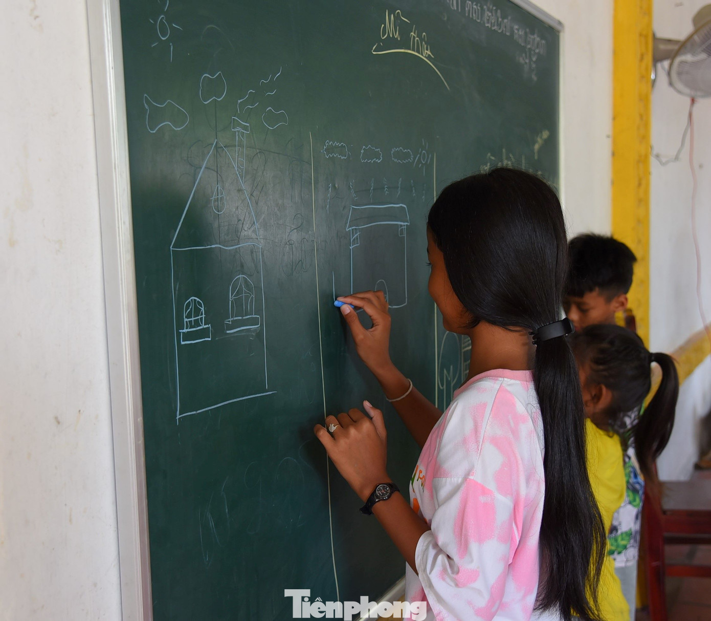 Trẻ em được dạy chữ Khmer vào dịp hè tại chùa Tà Ngáo. Hoạt động dạy chữ Khmer trong các chùa trên địa bàn huyện Tịnh Biên là hoạt động đã có từ lâu và mang ý nghĩa thiết thực góp phần bảo tồn, phát huy ngôn ngữ, chữ viết, văn hóa Khmer, đồng thời giúp các em học sinh ở vùng nông thôn có kỳ nghỉ hè thật sự vui tươi và bổ ích. Ảnh: Hòa Hội.