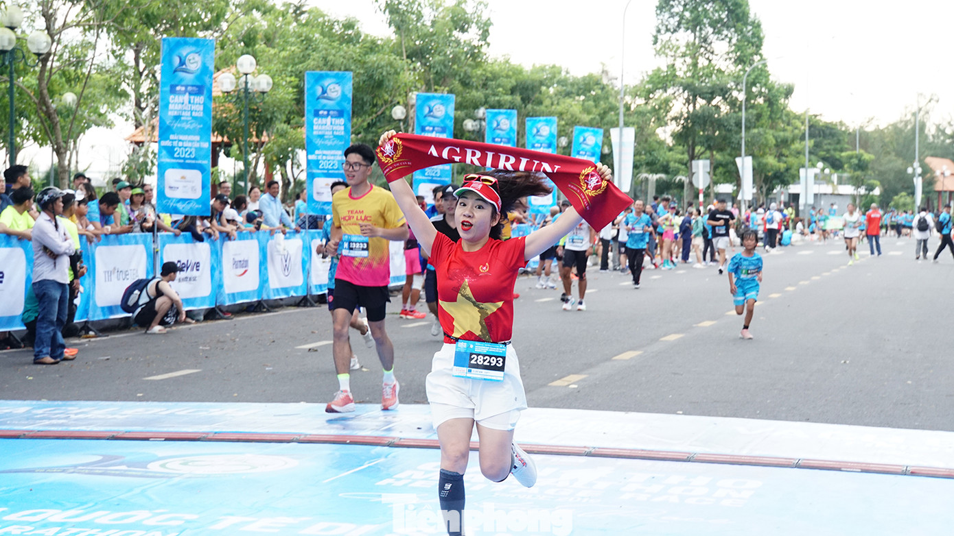 Giải marathon quốc tế di sản Cần Thơ là một trong những giải chạy được tổ chức với quy mô lớn, sự kiện thể thao thu hút nhiều du khách, các vận động viên từ khắp nơi về thi đấu tại Cần Thơ. Ảnh: Hòa Hội