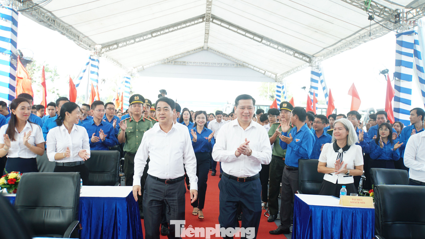 Ông Nghiêm Xuân Thành - Bí thư Tỉnh ủy Hậu Giang (trái) và ông Nguyễn Long Hải - Bí thư Đảng uỷ Khối Doanh nghiệp Trung ương tham dự lễ ra quân chiến dịch thanh niên tình nguyện hè. Ảnh: Hòa Hội Ông Nghiêm Xuân Thành - Bí thư Tỉnh ủy Hậu Giang (trái) và ông Nguyễn Long Hải - Bí thư Đảng uỷ Khối Doanh nghiệp Trung ương tham dự lễ ra quân chiến dịch thanh niên tình nguyện hè. Ảnh: Hòa Hội