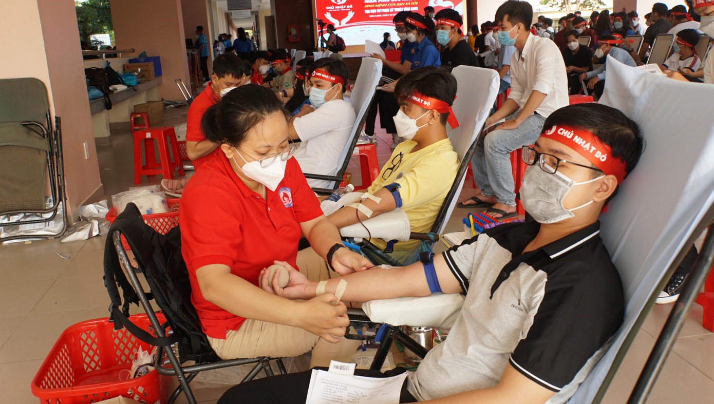 Tình nguyện viên hỗ trợ bạn tham gia hiến máu. - Ảnh: Hòa Hội Tình nguyện viên hỗ trợ bạn tham gia hiến máu. - Ảnh: Hòa Hội