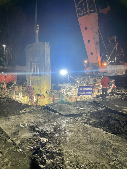 Đào đất bằng gầu ngoạm đêm 15/1