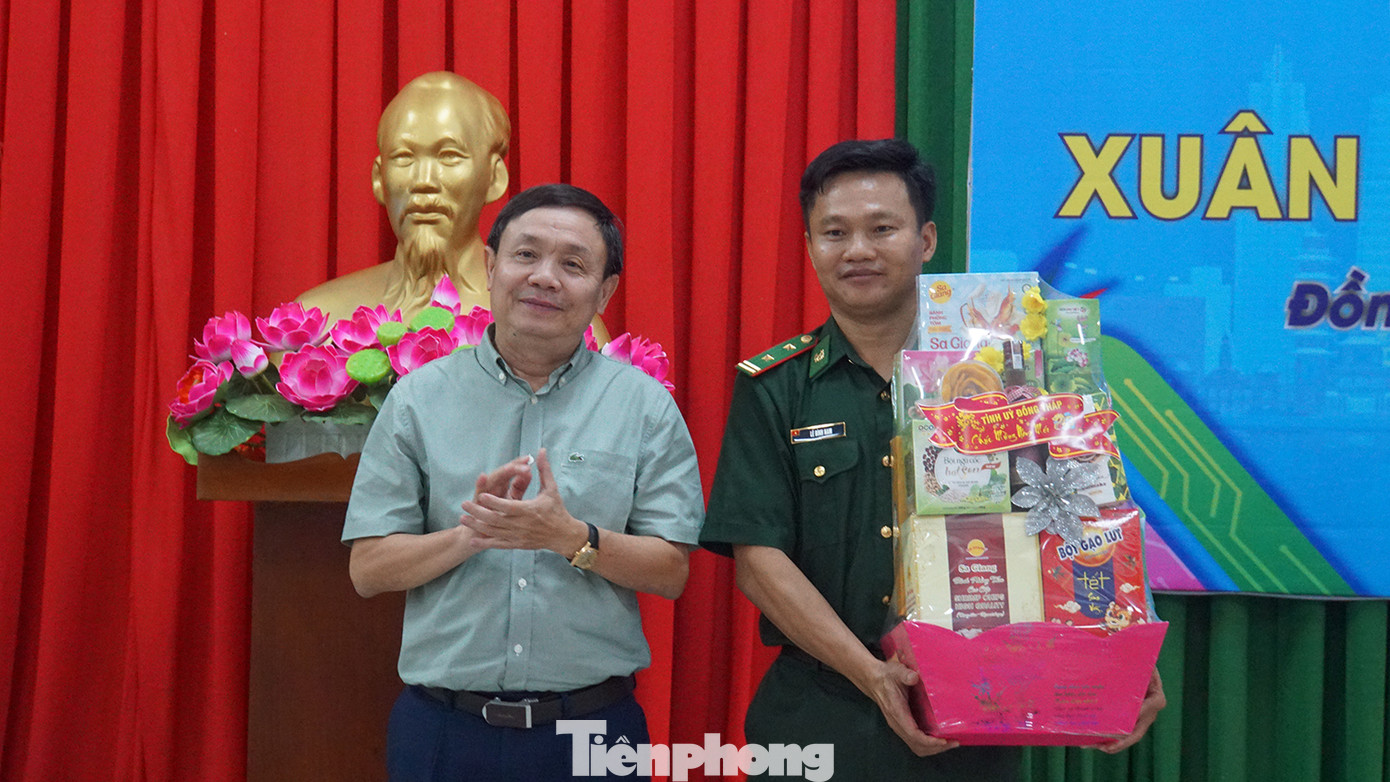 Phó Bí thư thường trực Tỉnh ủy Đồng Tháp Phan Văn Thắng tặng quà cho Đồn biên phòng Bình Thạnh. Ảnh: Hòa Hội