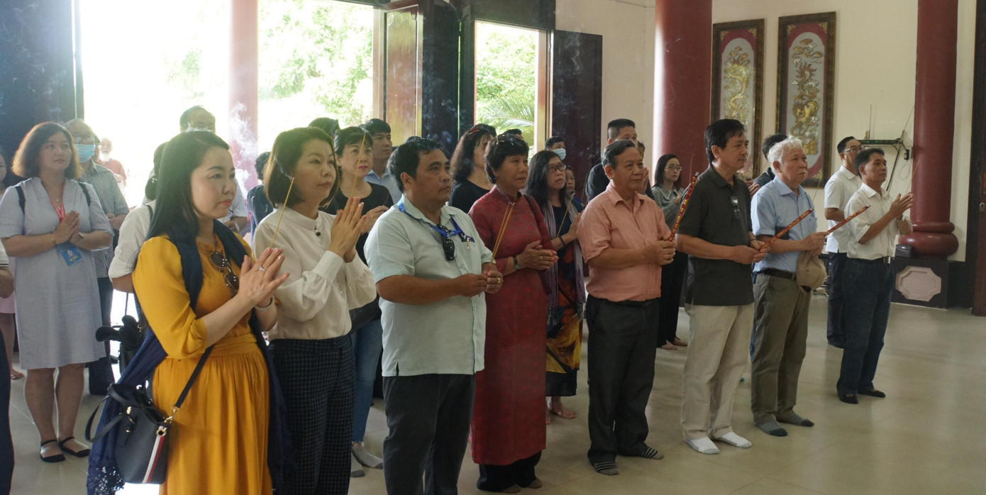 Người dân viếng nữ tướng Nguyễn Thị Định. Ảnh: Hòa Hội