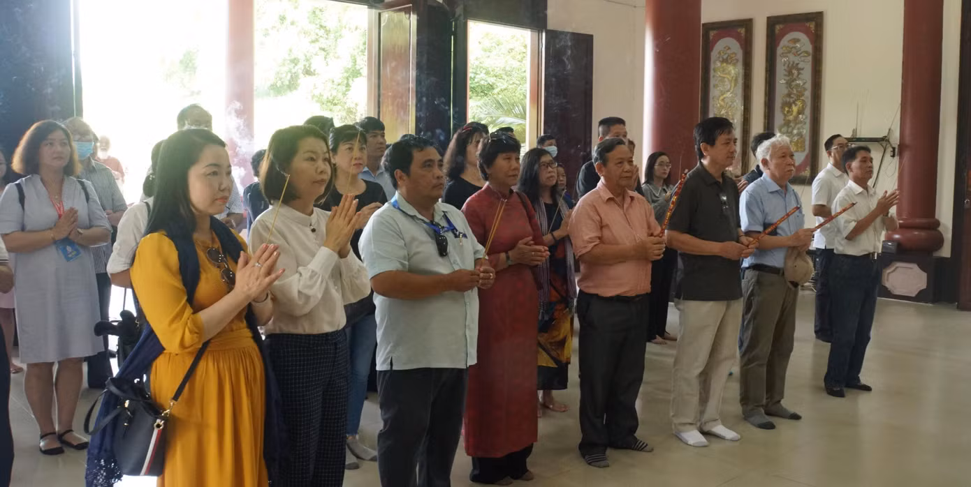 Người dân viếng nữ tướng Nguyễn Thị Định. Ảnh: Hòa Hội