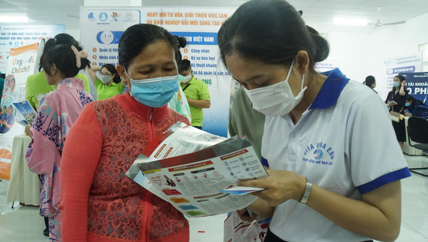 Đông đảo sinh viên, ĐVTN tham gia ngày hội việc làm. - Ảnh: Hòa Hội