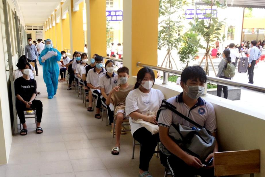 Học sinh Sóc Trăng chờ tiêm vắc xin Học sinh Sóc Trăng chờ tiêm vắc xin