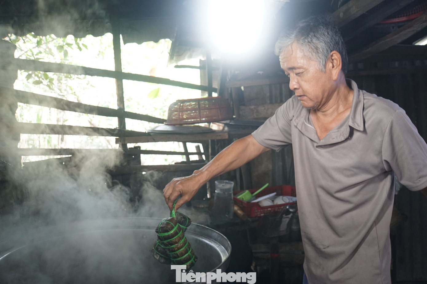 Không chỉ giữ được hương vị bánh nguyên thủy hơn nửa thế kỷ qua, gia đình bà Xinh cũng không thay đổi cách nấu bánh bằng củi dù hiện đã có nhiều cách khác như sử dụng nồi điện. Ảnh: Hòa Hội.