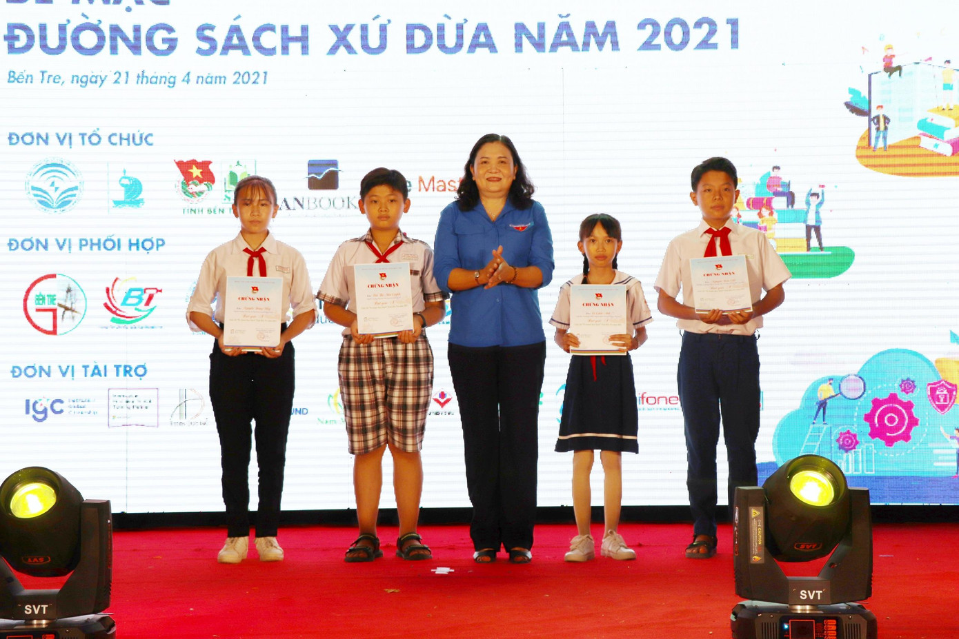 Lãnh đạo tỉnh Bến Tre trao giải nhất vẽ tranh cho học sinh. - Ảnh: TĐBT