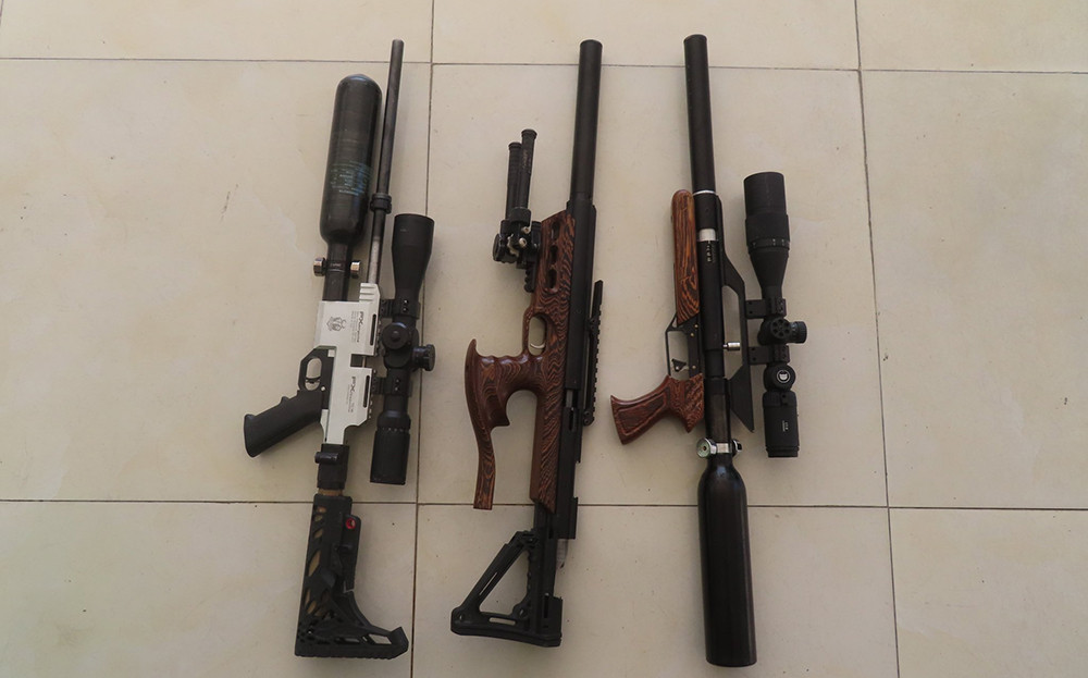 Ba khẩu súng Nhật mua trên mạng đem về lắp ráp hoàn chỉnh thu giữ tại phòng trọ của Nhật. Trong đó, khẩu súng ở giữa là vũ khí quân dụng. Ba khẩu súng Nhật mua trên mạng đem về lắp ráp hoàn chỉnh thu giữ tại phòng trọ của Nhật. Trong đó, khẩu súng ở giữa là vũ khí quân dụng.