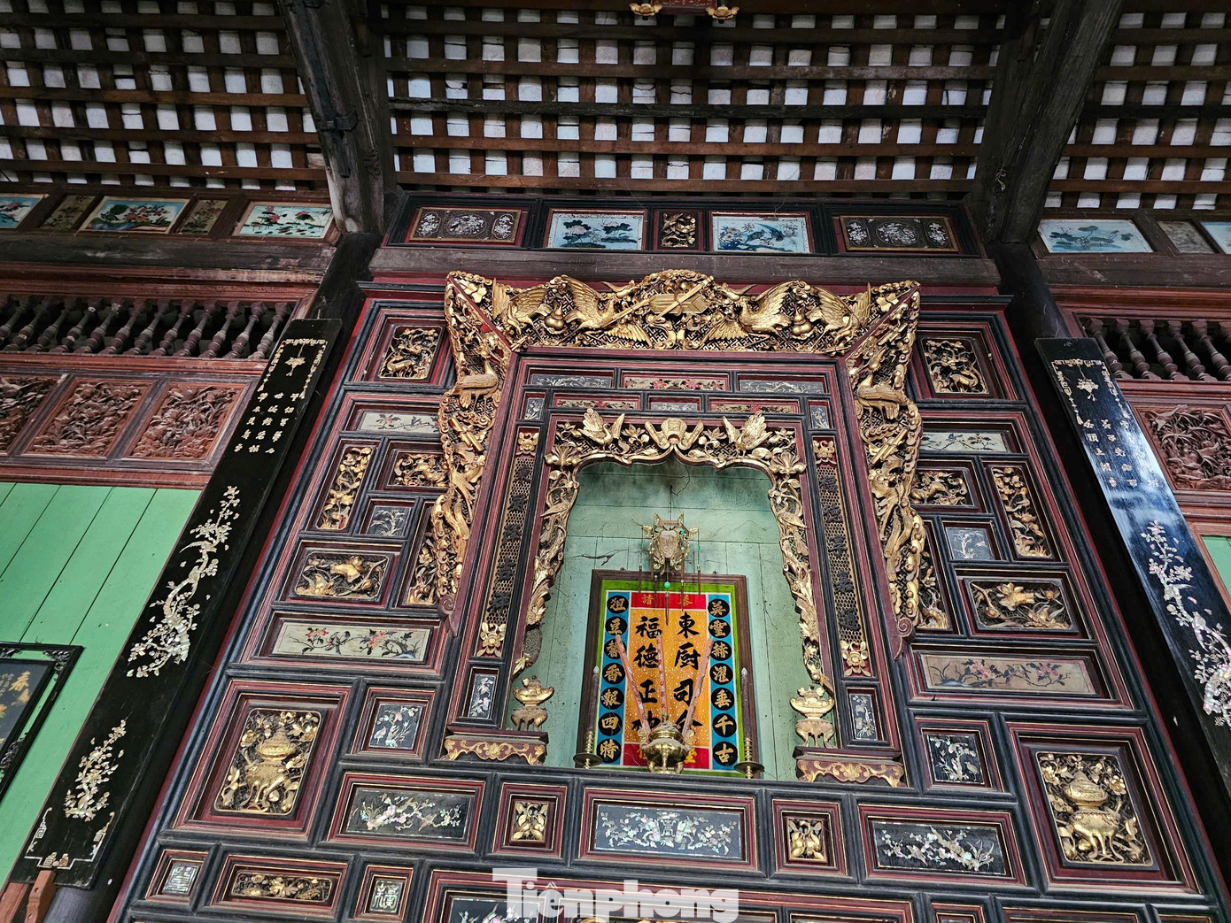 Ngăn cách nhà trước và nhà giữa là một hệ thống bao lam và liên ba gồm nhiều con tiện và ô hộc được tạo tác bằng gỗ tỉ mỉ bởi các nghệ nhân Việt tài hoa với các đồ án, qui ước quen thuộc trong kiến trúc cổ cũng như gần gũi với đời sống của người Việt Nam ở Nam bộ: Mai, Lan, Cúc, Trúc, Sen, Điểu, Tùng... các ô hộc được chạm khắc tỉ mỉ, sắc sảo nằm trong khung hình chữ nhật, hình vuông, hình lục giác, gây cảm giác thích thú không nhàm chán đơn điệu. Ảnh: Hòa Hội.