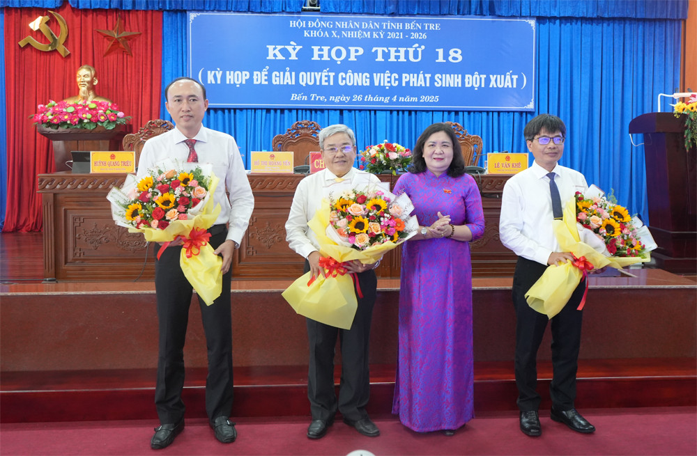 Bí thư Tỉnh ủy, Chủ tịch HĐND tỉnh Bến Tre - Hồ Thị Hoàng Yến trao hoa cho các đồng chí miễn nhiệm chức danh Ủy viên UBND tỉnh nhiệm kỳ 2021 – 2026. (Ảnh: Phương Thảo) Bí thư Tỉnh ủy, Chủ tịch HĐND tỉnh Bến Tre - Hồ Thị Hoàng Yến trao hoa cho các đồng chí miễn nhiệm chức danh Ủy viên UBND tỉnh nhiệm kỳ 2021 – 2026. (Ảnh: Phương Thảo)