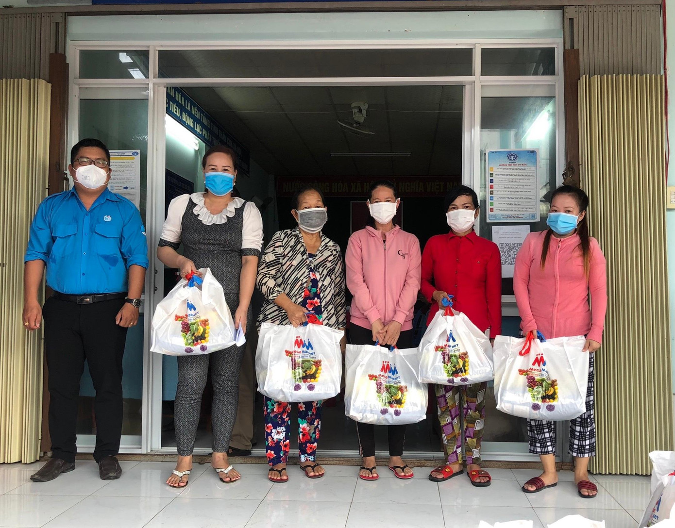 Anh Trần Việt Tuấn, Phó chủ tịch thường trực Hội LHTN Việt Nam TP Cần Thơ tặng quà cho công nhân tại quận Thốt Nốt.