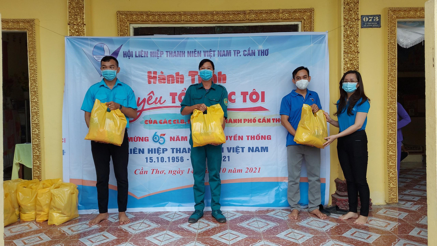 Chị Lư Thị Ngọc Anh, Phó Bí thư thường trực Thành đoàn Cần Thơ tặng quà cho sinh viên khó khăn