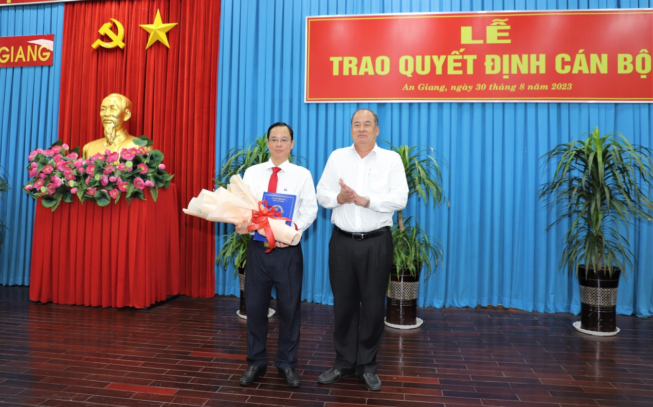 Chủ tịch UBND tỉnh An Giang Nguyễn Thanh Bình trao quyết định cho ông Thái Minh Hiển. Ảnh: Cổng TT ĐT AG.