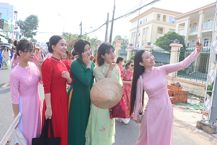 Các bạn trẻ chụp lưu lại khoảnh khắc làm kỷ niệm. Ảnh: V. Tiến.