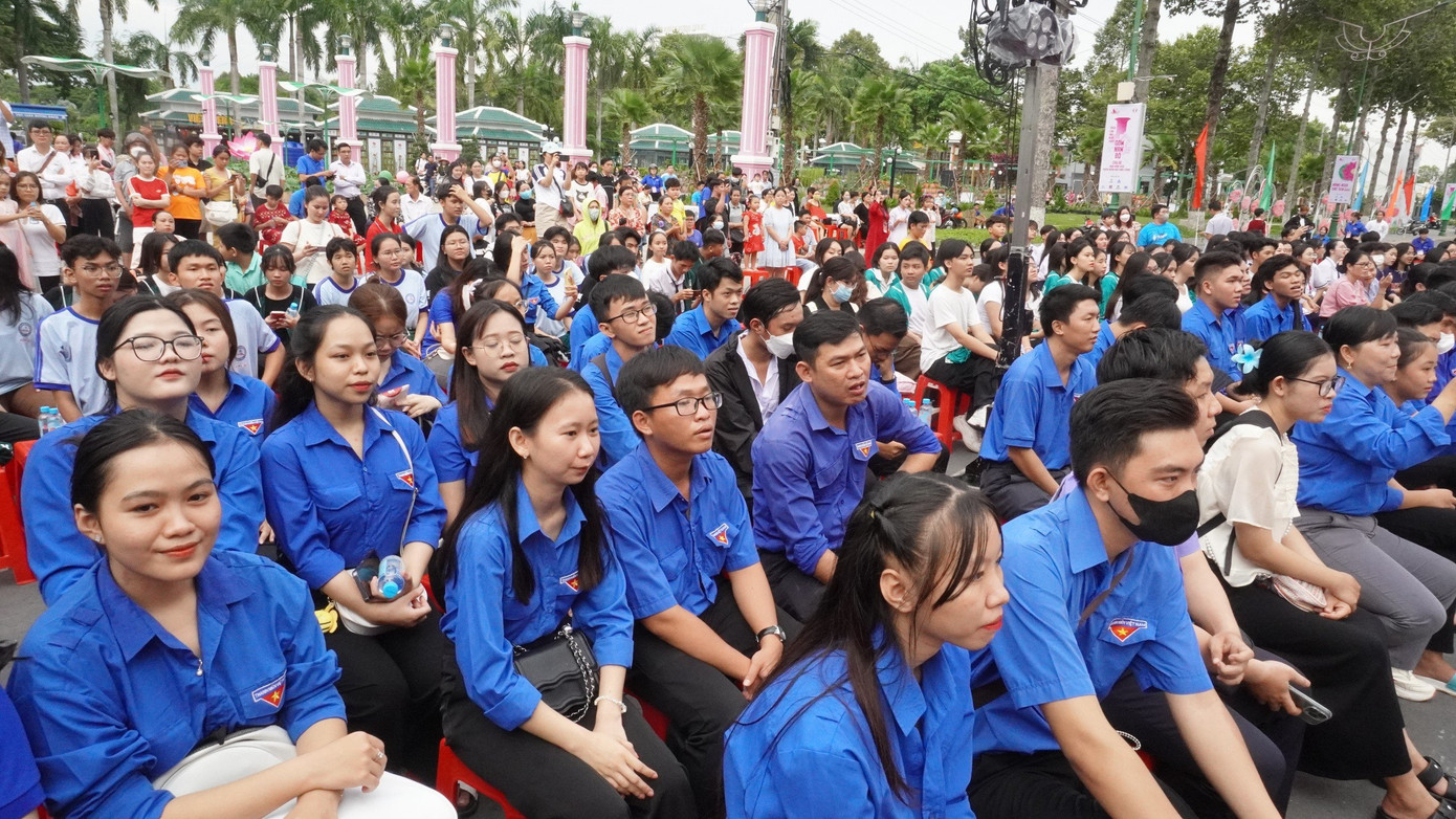 Hàng trăm đoàn viên thanh niên theo dõi lễ hội.