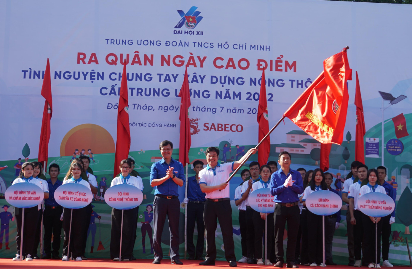 Trung ương Đoàn ra quân cao điểm Tình nguyện chung tay xây dựng nông thôn mới tại Đồng Tháp. - Ảnh: Hòa Hội