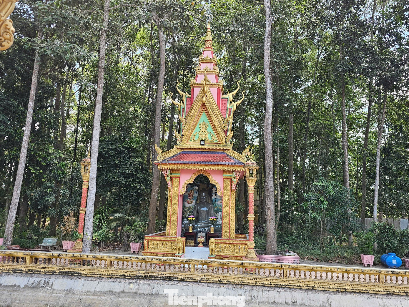 Xung quanh chính điện còn có nhiều tháp, thân tháp có nhiều tầng nhỏ dần từ dưới lên trên. Trên đỉnh tháp là đầu thần 4 mặt Ma ha prum, tiền thân là Brah ma, vị thần sáng tạo ra thế gian. Ma ha prum có mặt ở các chùa Khmer phản ánh sự thắng thế của Phật giáo đối với Bà La Môn giáo, qua câu chuyện dân gian về cuộc thách đấu giữa Ma ha prum và hoàng tử Thô ma bal, người thất bại chịu mất đầu là Ma ha prum. Ảnh: Hòa Hội.