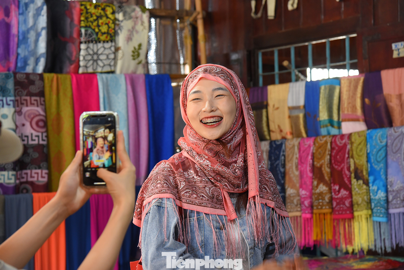 Bạn trẻ tươi cười chụp ảnh với trang phục dân tộc Chăm. Ảnh: Hòa Hội.