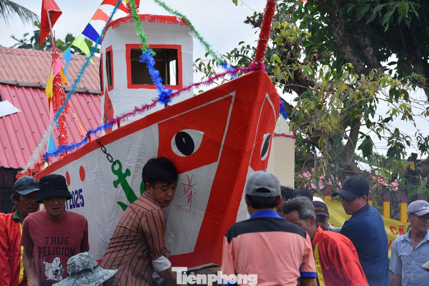 Người dân hạ thủy tàu tống ôn ra sông. Ảnh: Hòa Hội.