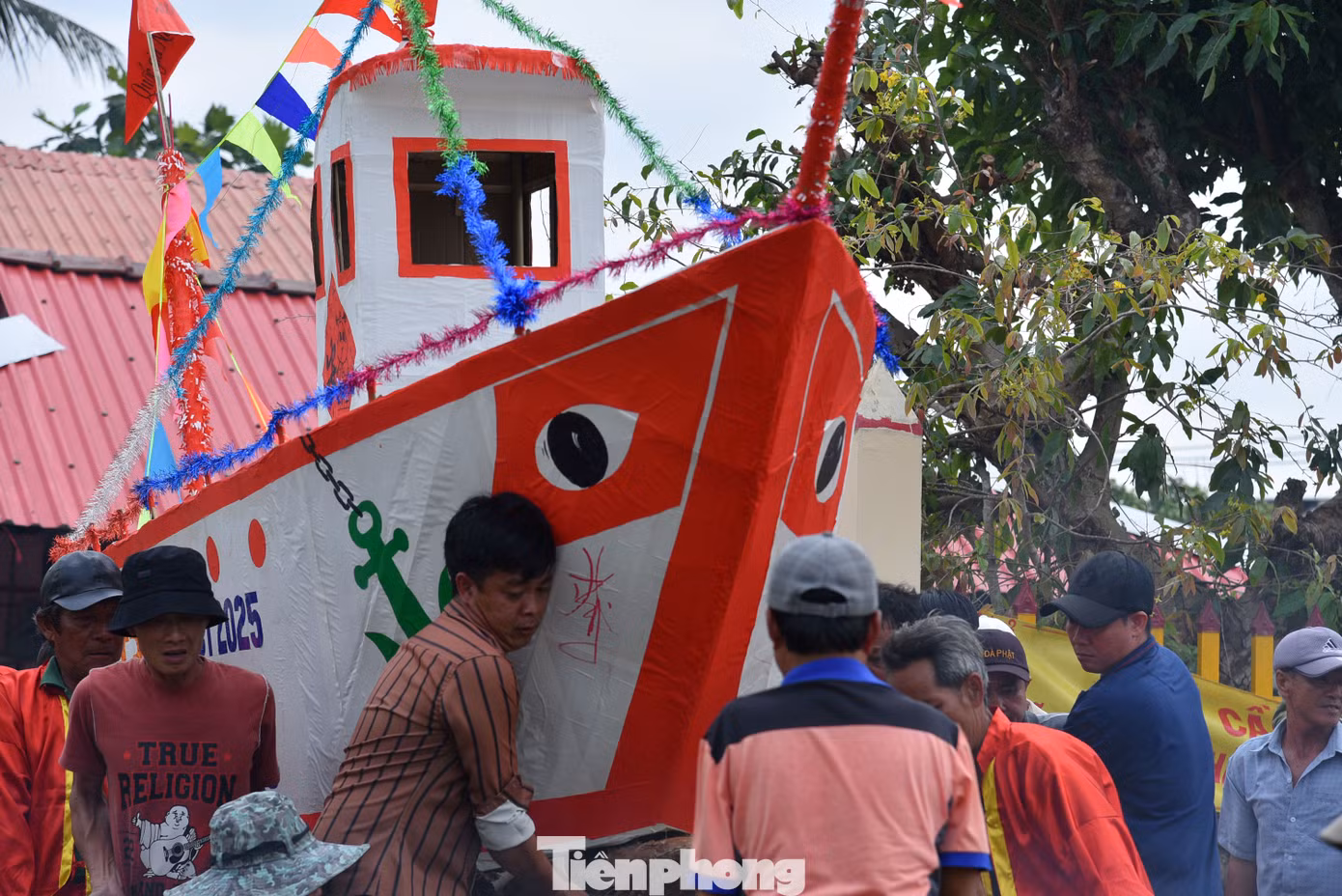 Người dân hạ thủy tàu tống ôn ra sông. Ảnh: Hòa Hội.