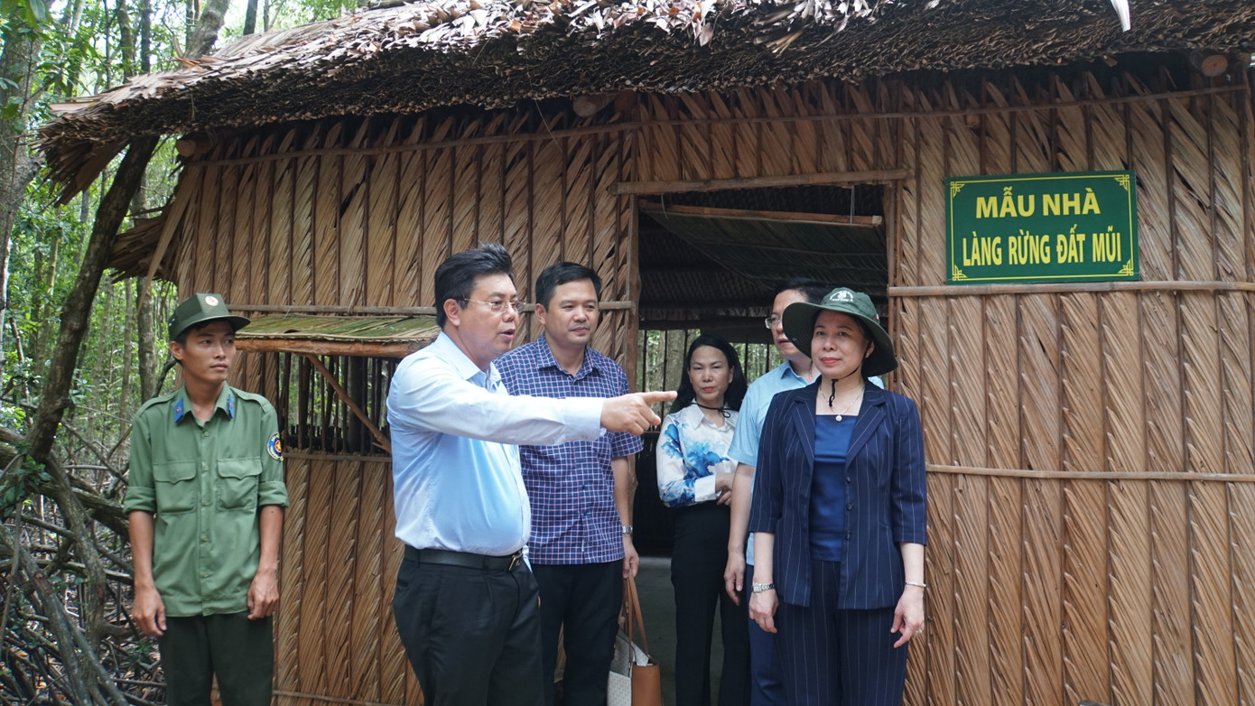 Phó Chủ tịch nước tham quan mẫu nhà "Làng rừng đất mũi".