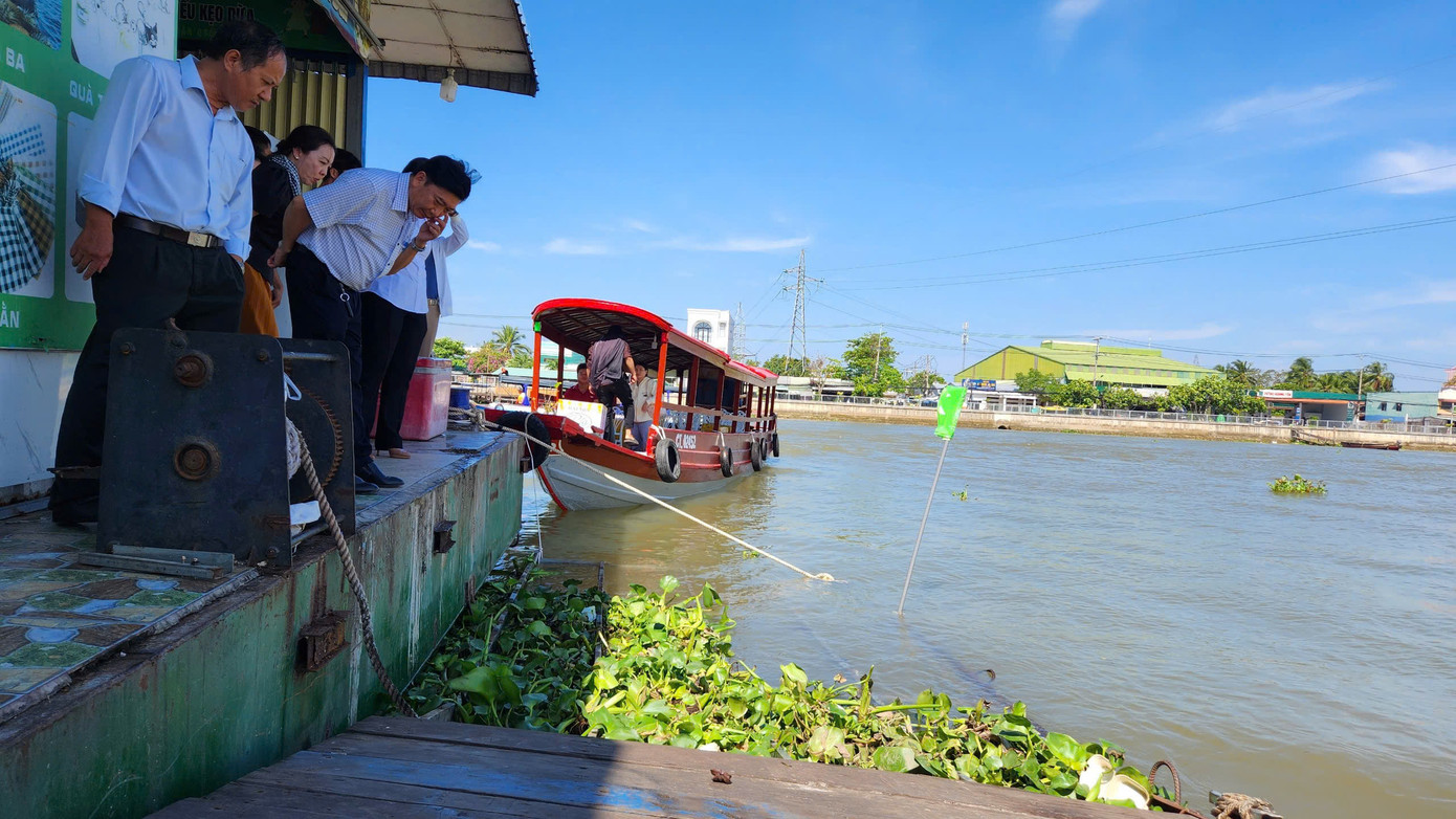 Đoàn kiểm tra Sở VH-TT&DL Cần Thơ kiểm tra hiện trường xảy ra vụ khách rơi xuống sông. Đoàn kiểm tra Sở VH-TT&DL Cần Thơ kiểm tra hiện trường xảy ra vụ khách rơi xuống sông.