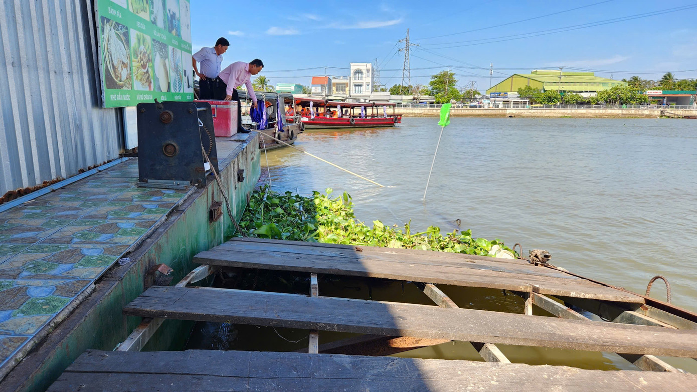 Hiện trường cầu trên sà lan sập làm khách rơi xuống sông Cần Thơ tại chợ nổi Cái Răng.